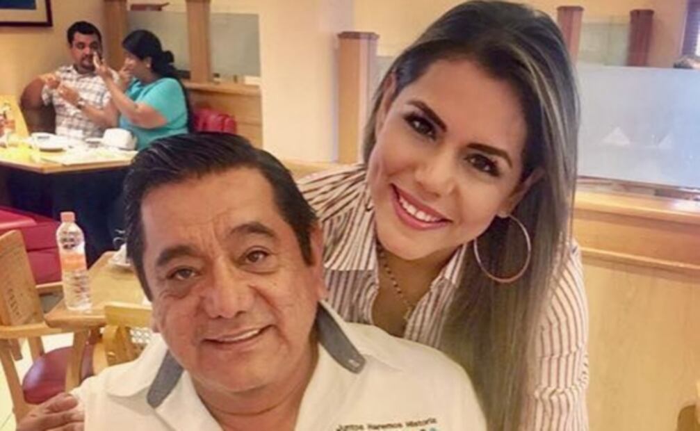 Uno no usa cubrebocas y otro quiere ponérselo a los reporteros