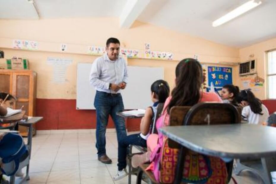 Apoyan a “profe de la combi” con afinación de su vehículo  