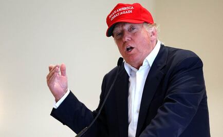 Corre Trump a asistente que llamó "islamista" a Obama