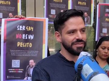 Protestan en la embajada británica en México familiares y amigos de mexicano detenido en Qatar por ser gay; exigen su liberación