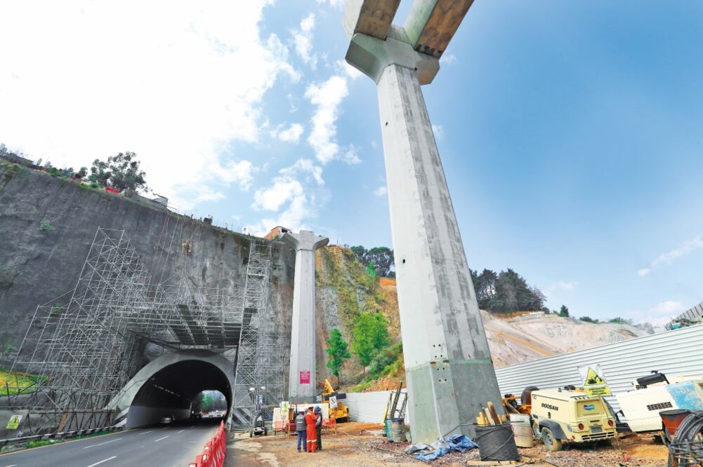 El Gobierno capitalino prevé entregar antes de que termine esta administración la obra civil del tramo que se construye en la CDMX: cimentación de las estructuras, colocación de columnas, elementos prefabricados y metálicos. Foto: BERENICE FREGOSO