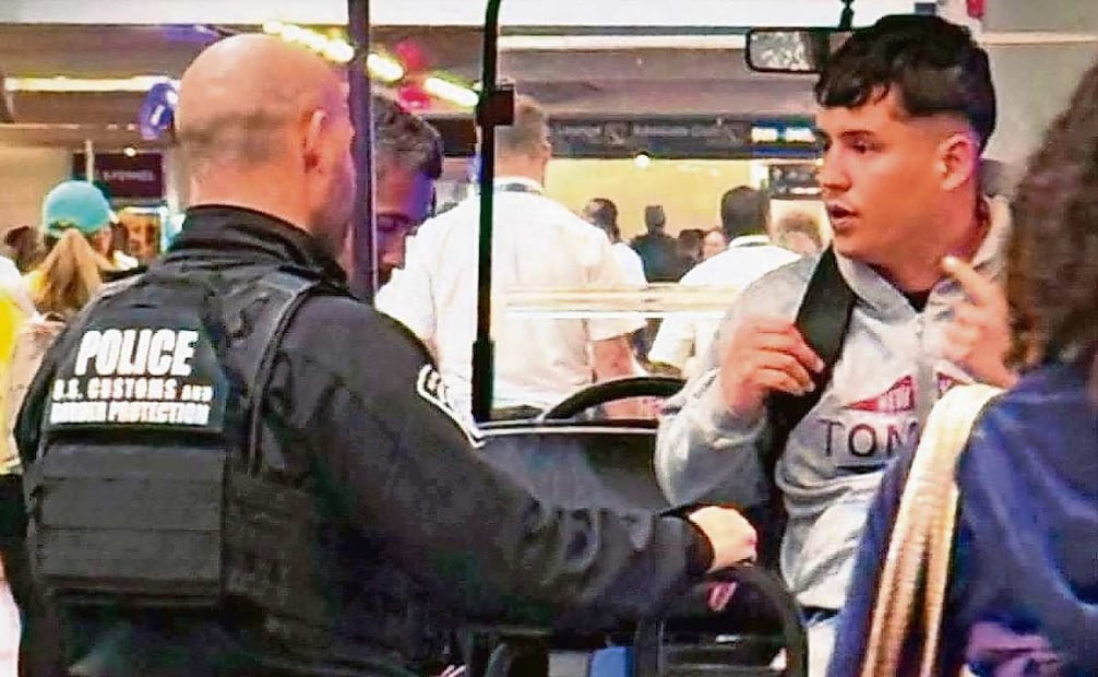 Un joven es detenido por las autoridades en un aeropuerto.