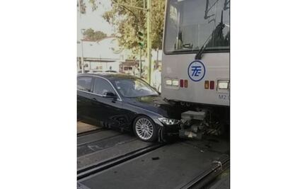 Auto se estrella contra convoy del Tren Ligero 