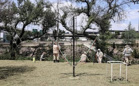 Trabajadores limpian la zona del memorial