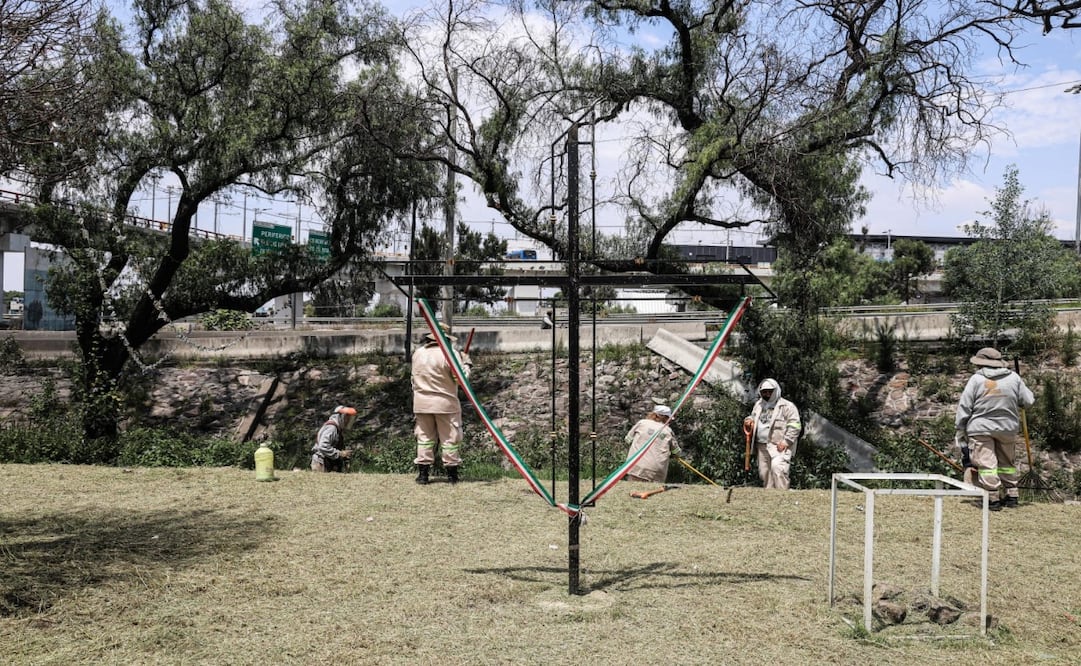 Se llevaron a cabo labores de poda y limpieza en la zona de la concordia debido a la misa que se realizará a un año de la explosión causada por el volcamiento de una pipa de gas

FOTOS Gabriel Pano El Universal