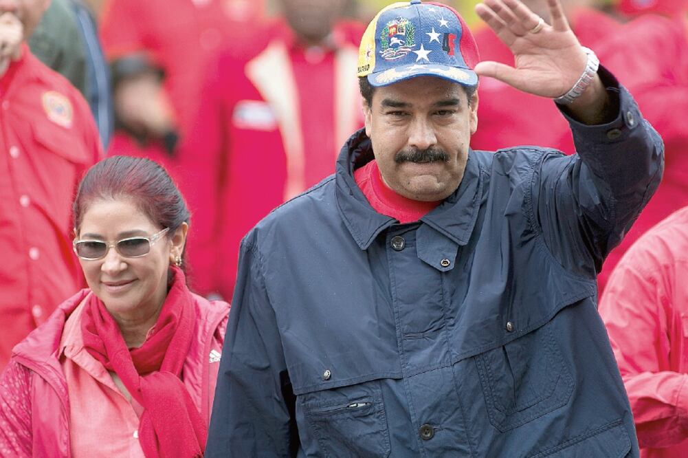 Nicolás Maduro, presidente venezolano, con su esposa, Cilia Flores, ayer durante un acto con seguidores en Caracas (ARIANA CUBILLOS. AP)