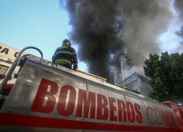 FOTOS: Fuerte incendio en la Morelos consume bodega de ropa; trabajan bomberos en el lugar
