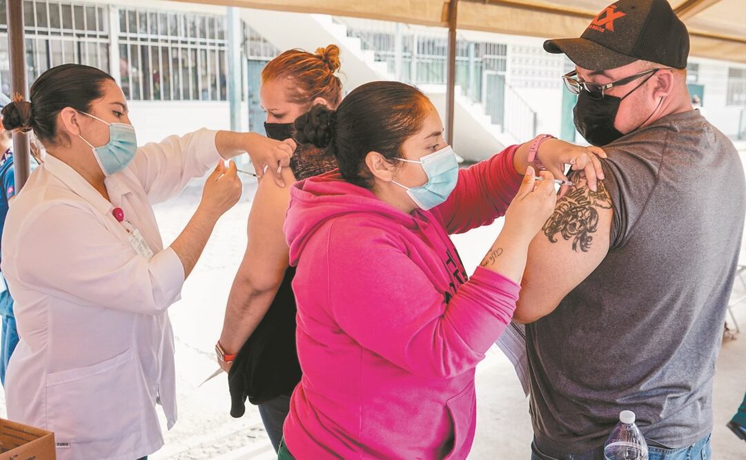 Cinco entidades concentran las tasas más altas de vacunación, dijo la Ssa. El llamado general es a quedarse en casa. Foto: EFE