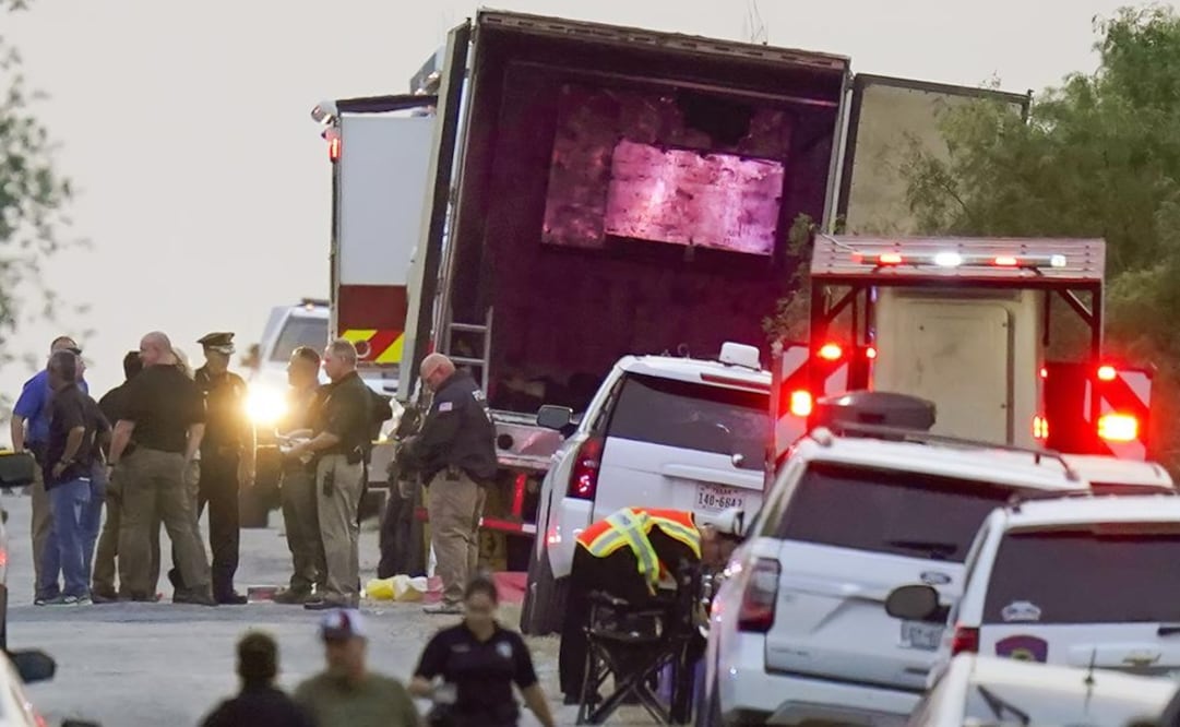 Agentes policiales y personal de emergencias trabajan en el lugar donde docenas de personas fueron encontradas sin vida dentro de un tractocamión. Foto: AP 
