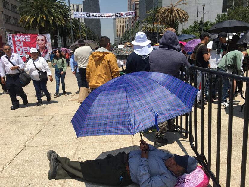 En el Monumento a la Revolución, asistentes al mitin de despedida de Claudia Sheinbaum como jefa de Gobierno de la CDMX. Foto: Jorge Serratos EL UNIVERSAL