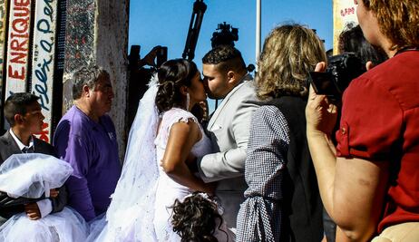 Pareja se casa en la frontera para "vencer" al muro