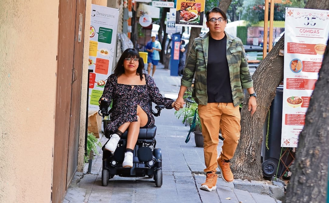 Tania y Alex se enamoraron a través de una computadora en la pandemia, ahora trabajan juntos y visibilizan lo difícil que es para una persona con discapacidad acceder a diversos lugares. Foto: Berenice Fregoso / EL UNIVERSAL