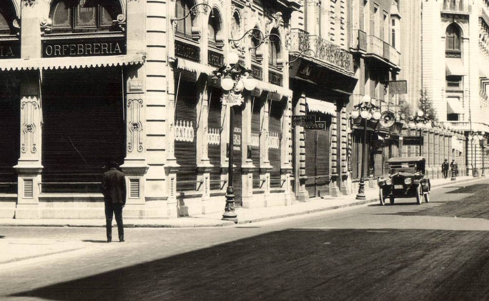 En los años 20 el alumbrado público era un lujo para un puñado de zonas de la actual CDMX, por lo que era una ventaja tanto para profesionistas como clientes visitar tiendas y despachos en Madero. Colección Villasana.