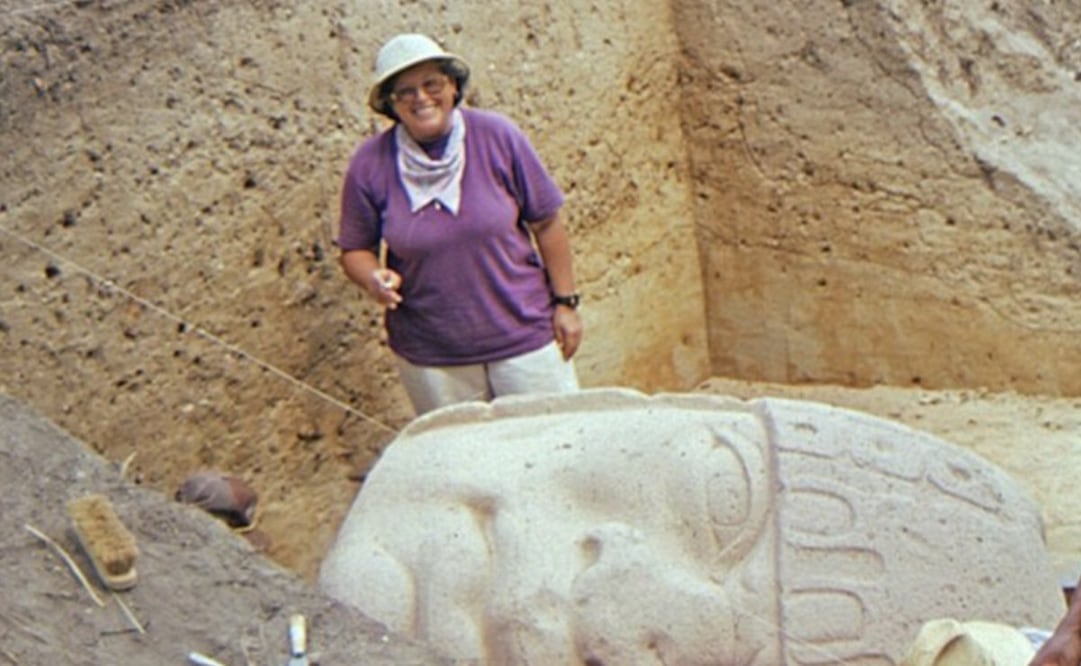 Cyphers Tomic realizó sus estudios de licenciatura en Antropología en la Universidad de Illinois, obtuvo el grado de maestra en Antropología por la Universidad de Wisconsin y el doctorado en Historia, con mención honorífica, por la Universidad Nacional Autónoma de México. Foto tomada de la cuenta de Twitter de Leonardo López Luján @LeoLopezLujan.