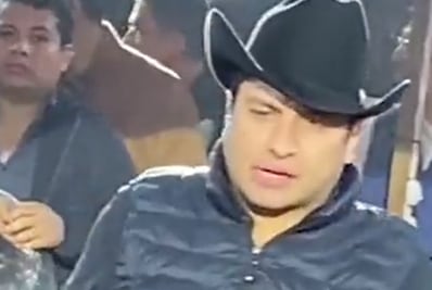 Captan a Julión Álvarez aparentemente con unas copitas de más durante presentación en vivo 