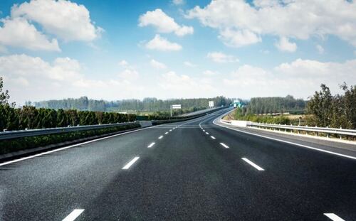 Las tarifas en las autopistas son diferentes para cada tipo de vehículo y su carga. Foto: Freepik