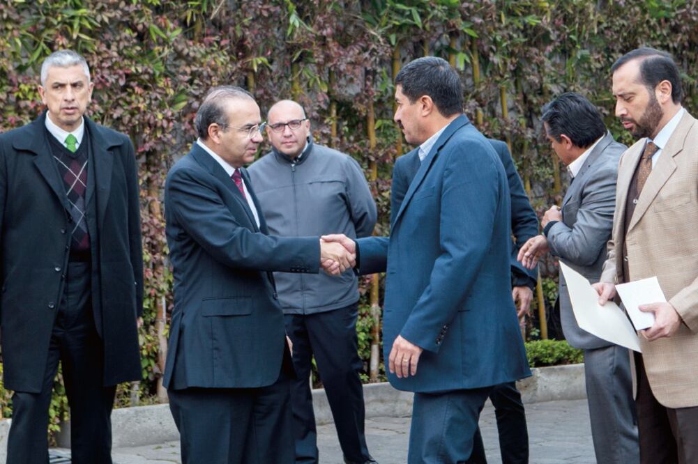 El secretario Alfonso Navarrete y el gobernador Javier Corral Jurado se reunieron en la Ciudad de México (CAMILA MATA. EL UNIVERSAL)