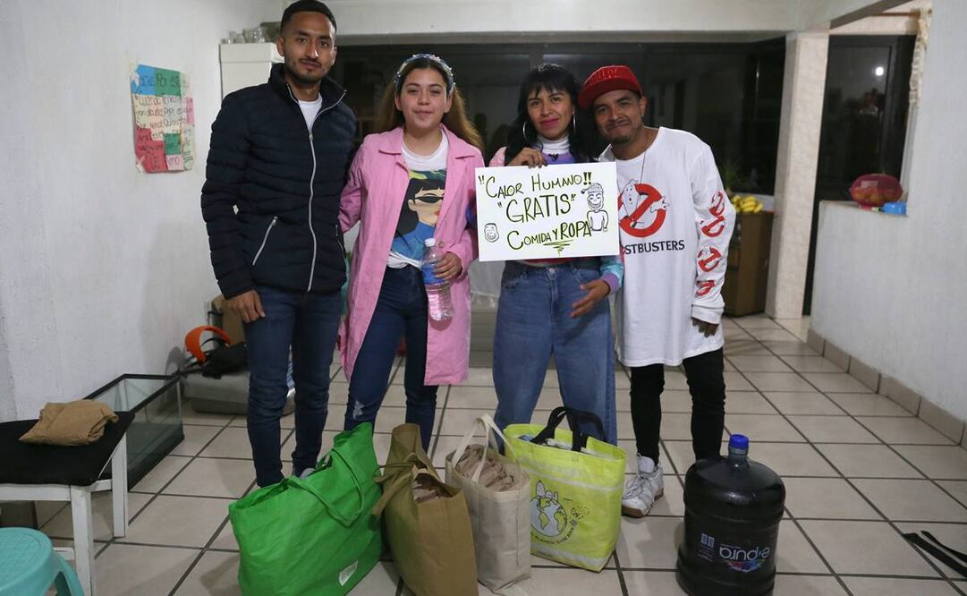 Jessica y sus amigos Rodrigo, Paulina y Miguel identifican a los grupos vulnerables en la Ciudad de México que recibirán comida, ropa o cobijas (Fotos: Diego Prado/ EL UNIVERSAL)