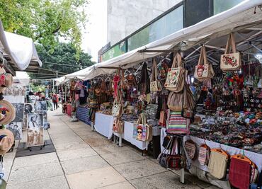 Grupos de comerciantes indígenas que estaban en Reforma, son reubicados en el Teatro Blanquita