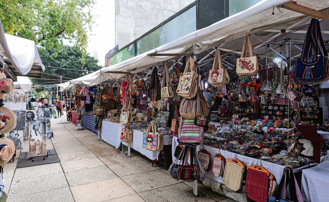 Algunos puestos aún se mantienen sobre la calle Lotería Nacional hasta la Estela de Luz. Foto: Gabriel Pano / EL UNIVERSAL