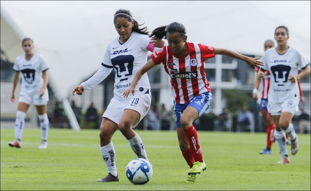 Pumas y San Luis femenil disputando el balón      Foto: Imago 7 