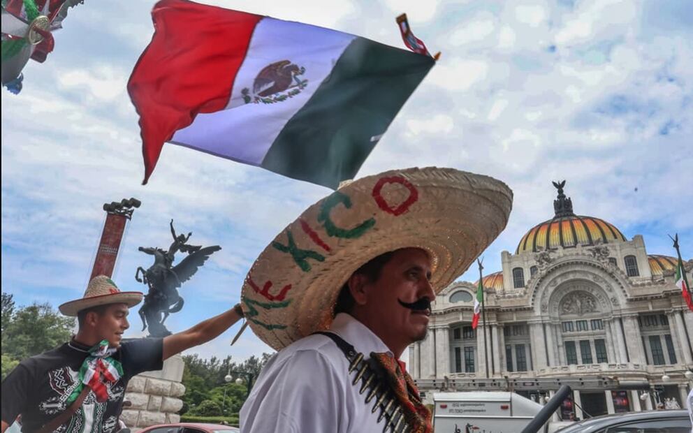 Vendedores ambulantes ofertan, en el Centro Histórico de la Ciudad de México, cientos de productos alusivos al festejo patrio sobre la calle de Madero, del Palacio de Bellas Artes al Zócalo capitalino, el 2 de septiembre de 2025. Foto: Luis Camacho | EL UNIVERSAL