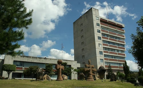 Madre de familia promueve amparo contra la UAEM; exige que su hija sea admitida en la Facultad de Medicina