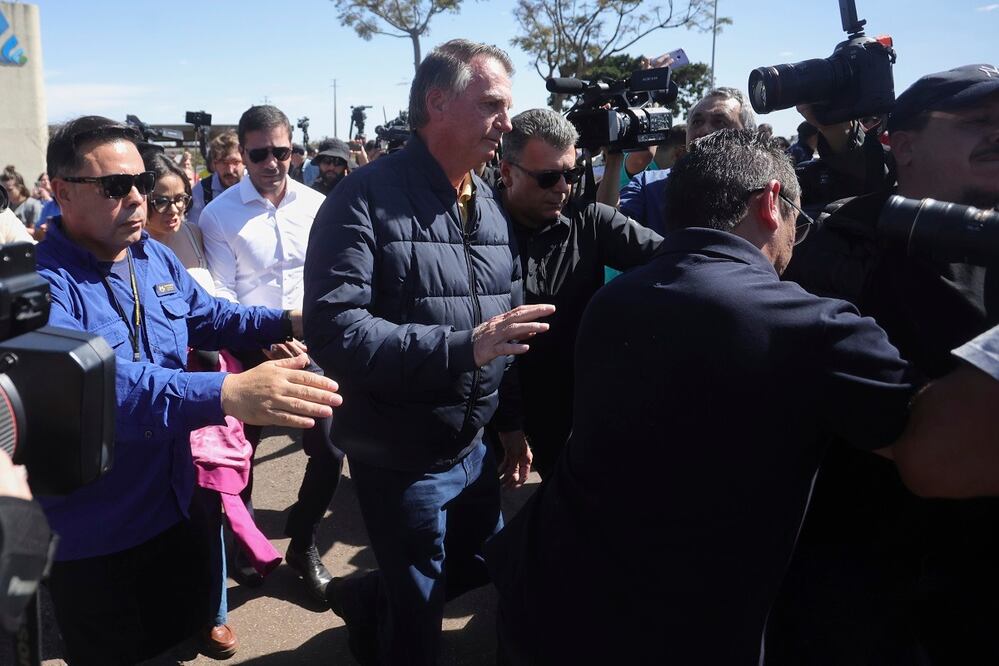 El expresidente brasileño, Jair Bolsonaro, al salir del Secretariado de Administración Penitenciaria, donde le pusieron una tobillera electrónica. FOTO: LUIS NOVA. AP