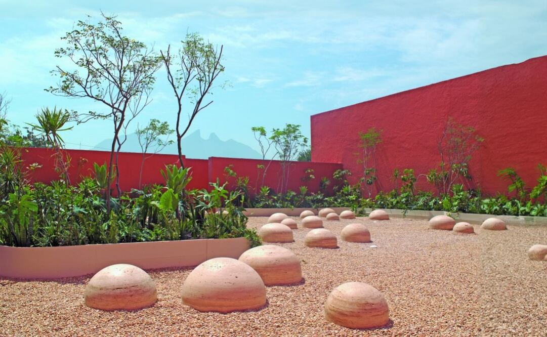 La instalación Enceinte consta de 40 esculturas esféricas que parecen surgir de la tierra. Foto: MARCO