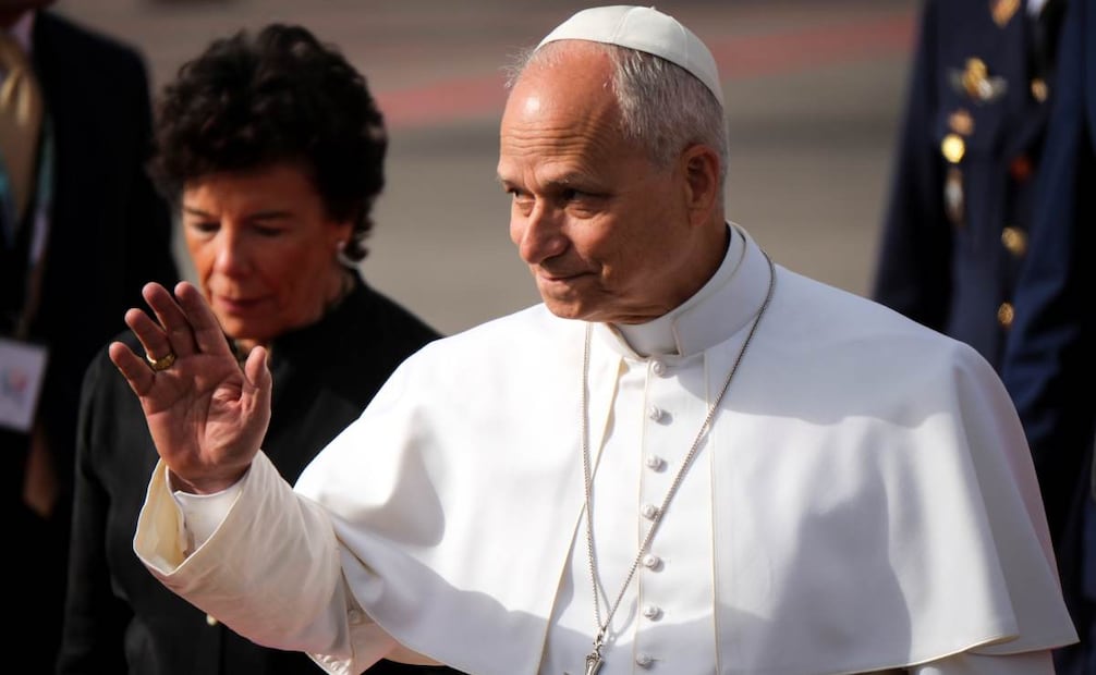 El papa León XIV ha llegado este viernes a Tenerife en lo que será su última jornada de la visita pastoral a España, que comenzó el pasado sábado en Madrid y que de nuevo estará marcada por la atención a las migraciones. Foto: EFE