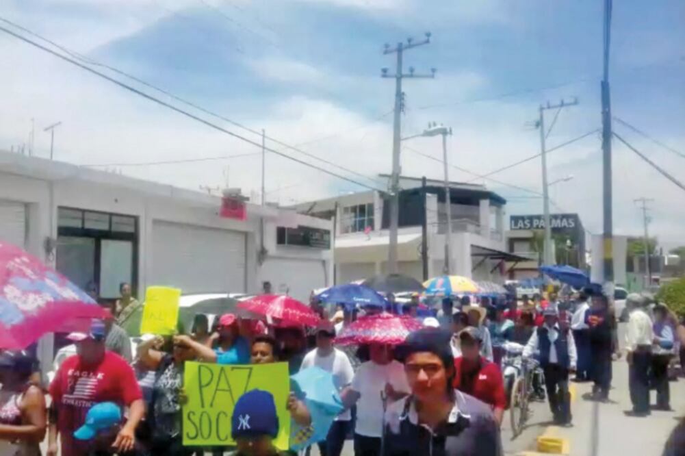Ayer decenas de pobladores de Tlaxcoapan realizaron una marcha por la paz; en pancartas pidieron un cese a la inseguridad que afecta a la comunidad (ESPECIAL)