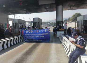 Manifestantes bloquean caseta de la autopista México-Cuernavaca