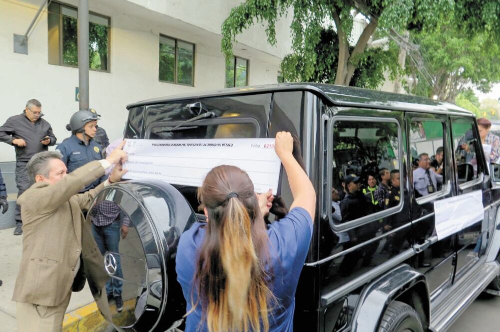La Secretaría de Seguridad Ciudadana dio a conocer que uno de los atrincherados en camioneta está relacionado con varios delitos. / IGNACIO RAMÍREZ. EL UNIVERSAL