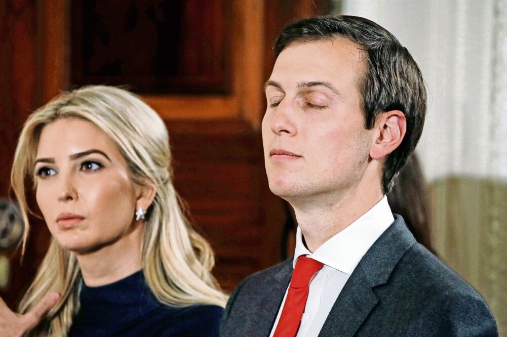 Jared Kushner y su esposa Ivanka, hija del presidente Donald Trump, durante una conferencia en marzo pasado en la Casa Blanca. (RREUTERS)
