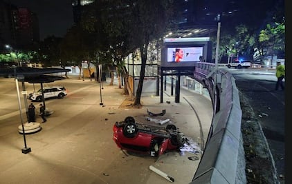 Vuelca camioneta en la Glorieta de Insurgentes; no se reportan heridos