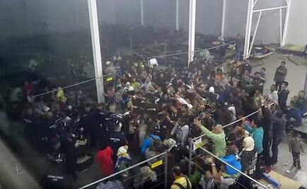 Dan comida a refugiados como si fueran animales