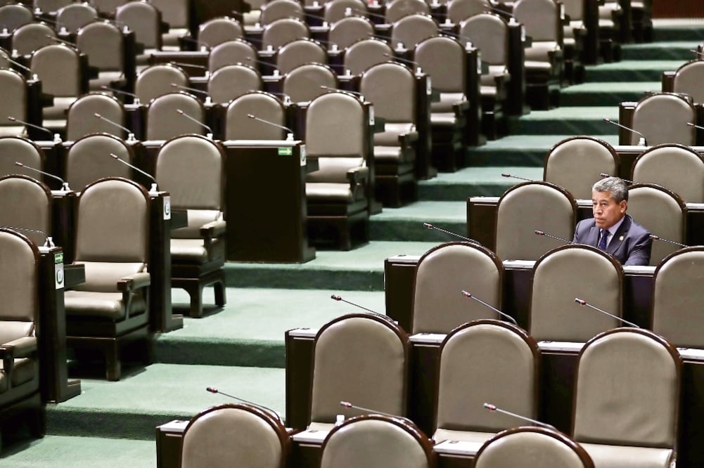 Sin quórum. Cuando el PRI intentó someter a consulta popular para definir si la sociedad quiere un mando policial mixto o único en sus entidades, la oposición abandonó el salón de pleno 