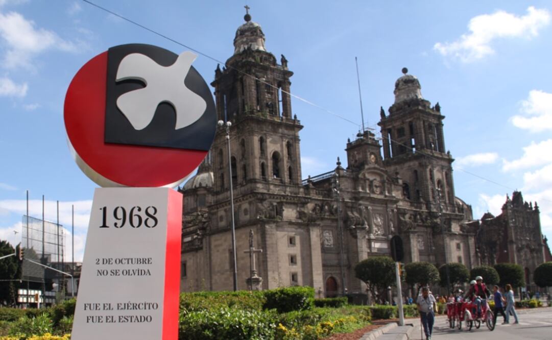 El antimonumento se conforma de una columna  que en la parte superior tiene una paloma blanca rodeada de un círculo rojo con negro. Fotografía: CUARTOSCURO