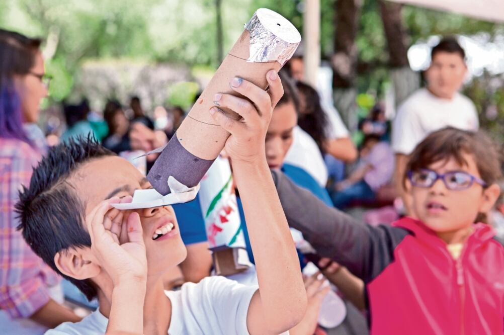 El Planetario Luis Enrique Erro proporcionó al público varios artefactos para disfrutar del eclipse (CAMILA MATA. EL UNIVERSAL)