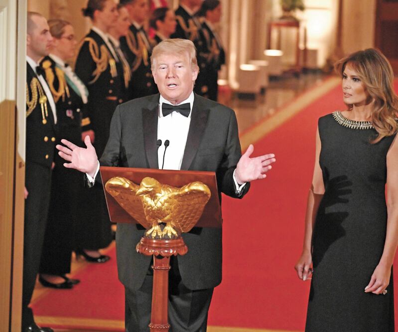 De gala. El presidente Donald Trump, durante la cena de gobernadores realizada anoche en el Salón Este de la Casa Blanca. MIKE THEILER. REUTERS
