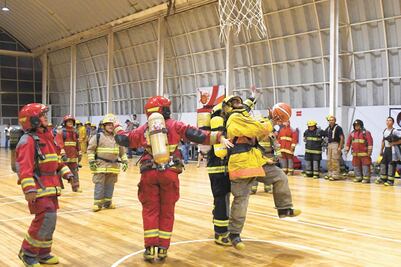 Bomberos encienden la duela de basquetbol