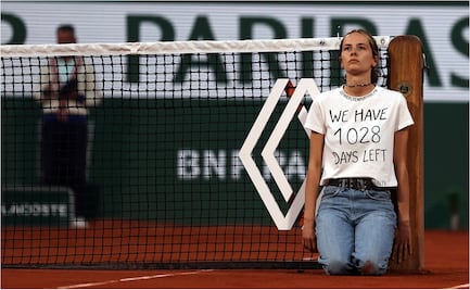 Ambientalista protesta en la cancha de Roland Garros durante la semifinal del torneo