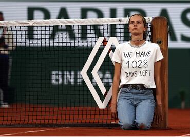 Ambientalista protesta en la cancha de Roland Garros durante la semifinal del torneo