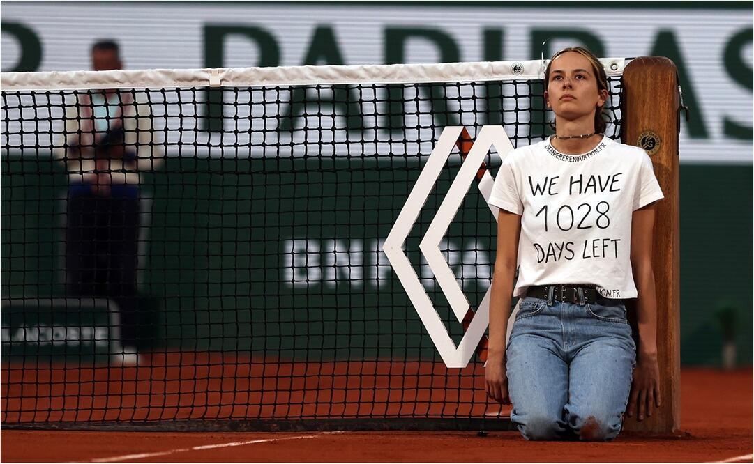 Ambientalista protesta en la cancha de Roland Garros durante la semifinal del torneo / FOTO: EFE