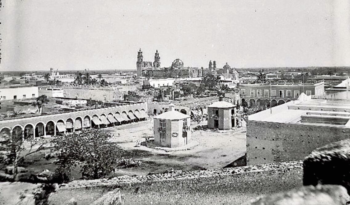 A la derecha de la imagen, el Salón Montejo, un cine que fue popular en Mérida en
 el siglo XX./ Tomada de la página Mérida y Yucatán Antiguo