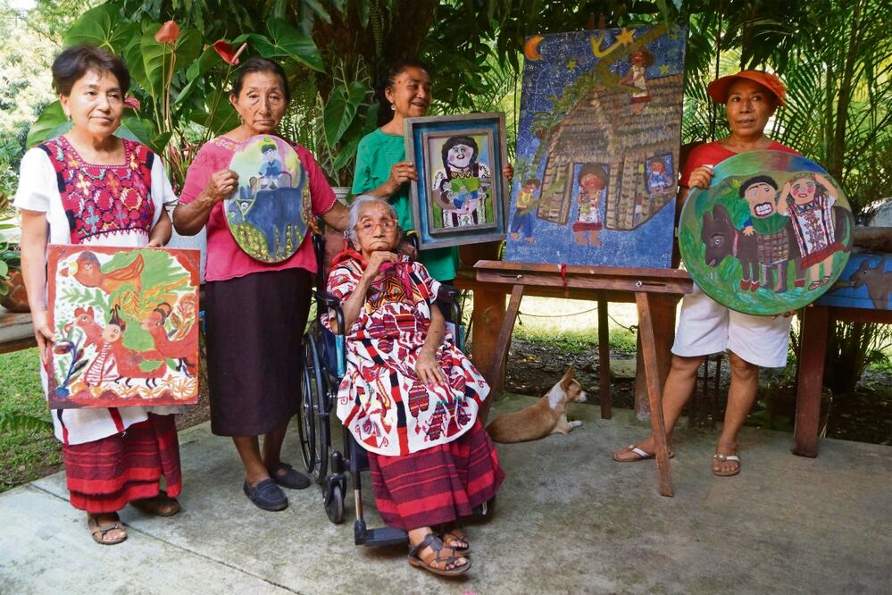 Carmen Javier, acompañada de sus hijas