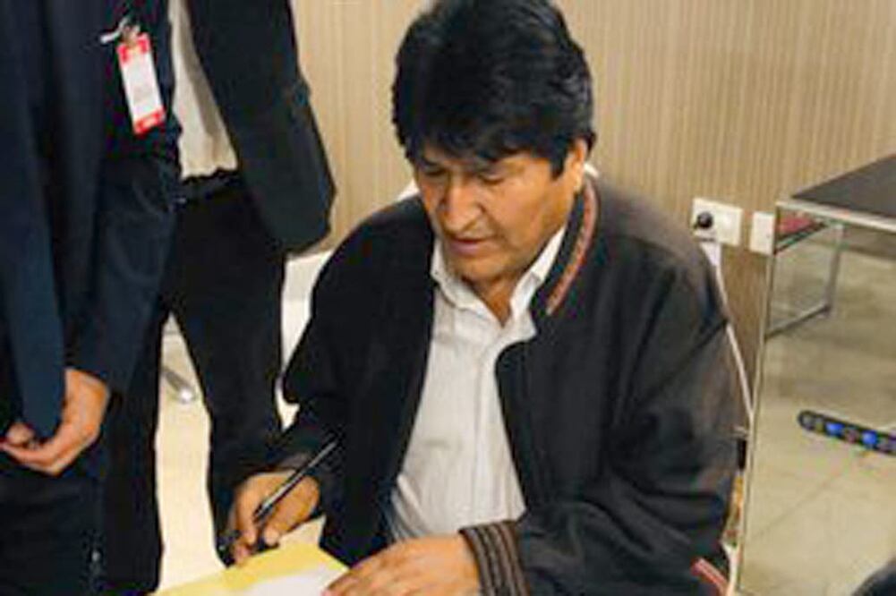 "¿Puedo usar Twitter?", preguntó Evo Morales al llegar a Argentina
