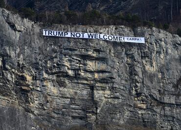 "No eres bienvenido"; cuelgan pancarta gigante contra Trump en montaña de Davos