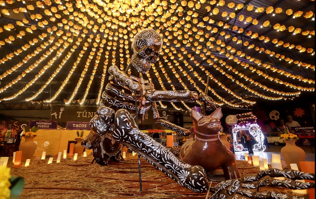 Imagen de una de las 17 calaveras monumentales que se exhiben en el municipio de Atlixco, Puebla, como parte de las celebraciones por el Día de Muertos 2025. Foto: EFE