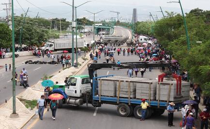 CNTE mantiene más de 20 bloqueos en carreteras de Oaxaca